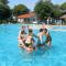 Juniorky v bazénu 1.jpg